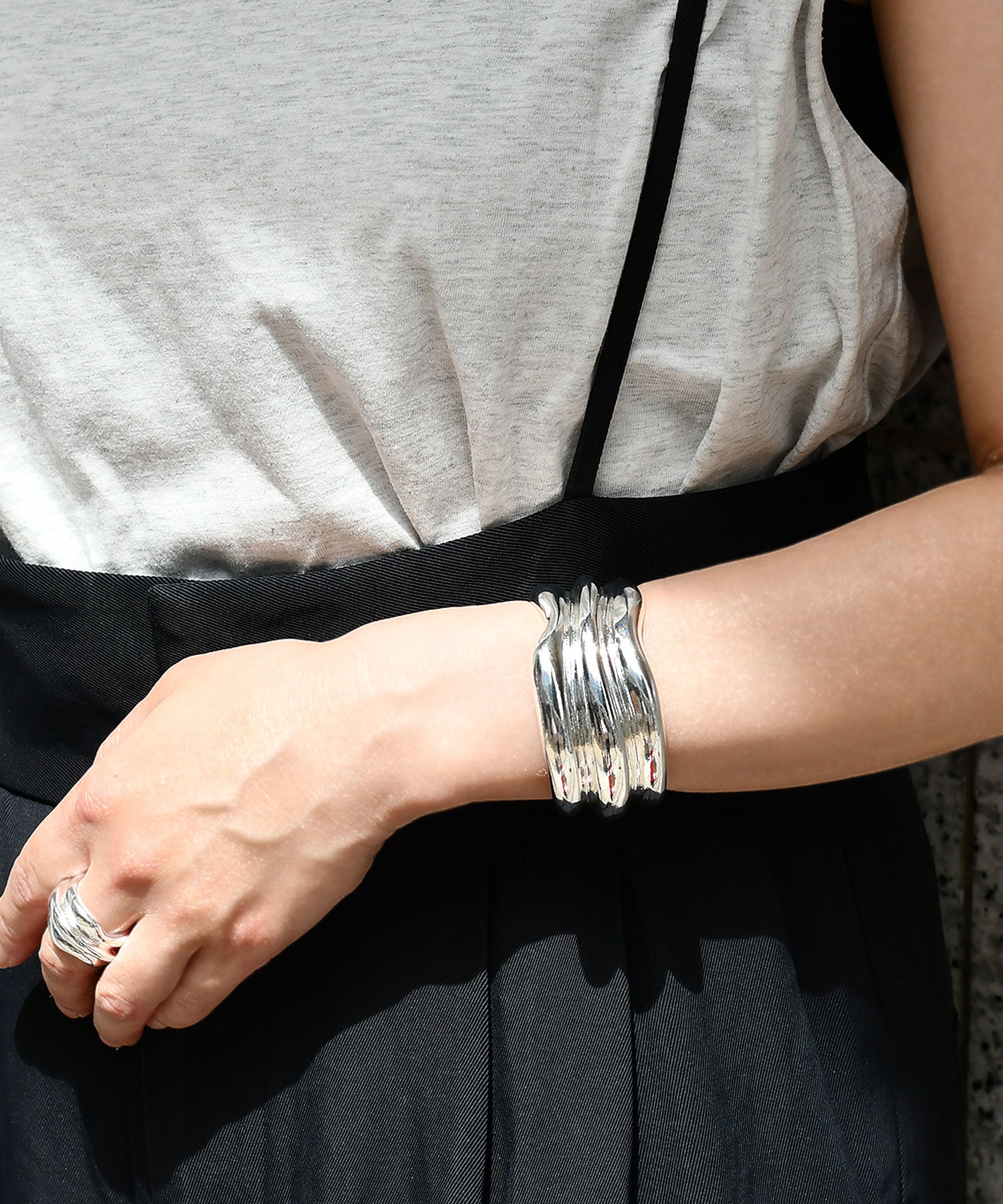 ブレスレット LAZY DAWN flow bone bangle fbb49599508a9f4907077c6571bf77